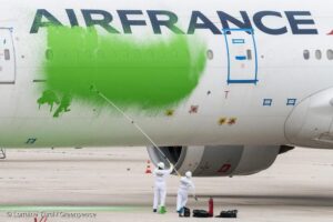 Avion repeint en vert par des militants de Greenpeace pour dénoncer le greenwashing. Mars 2021.
